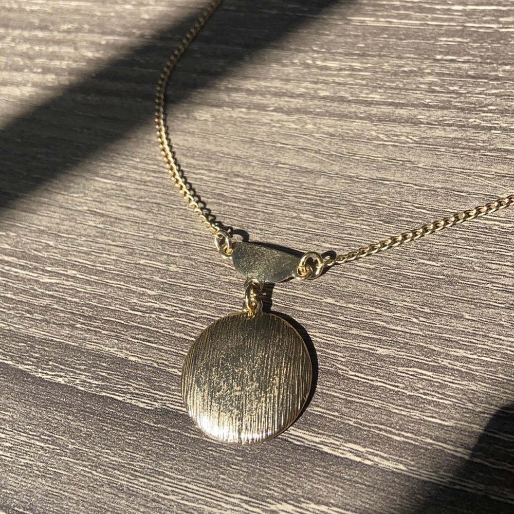 Gold pendant necklace